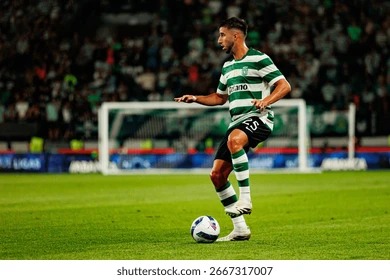 谢鹏飞仍无缘首发！曾经在三镇队无所不能，现在在申花把板凳坐穿